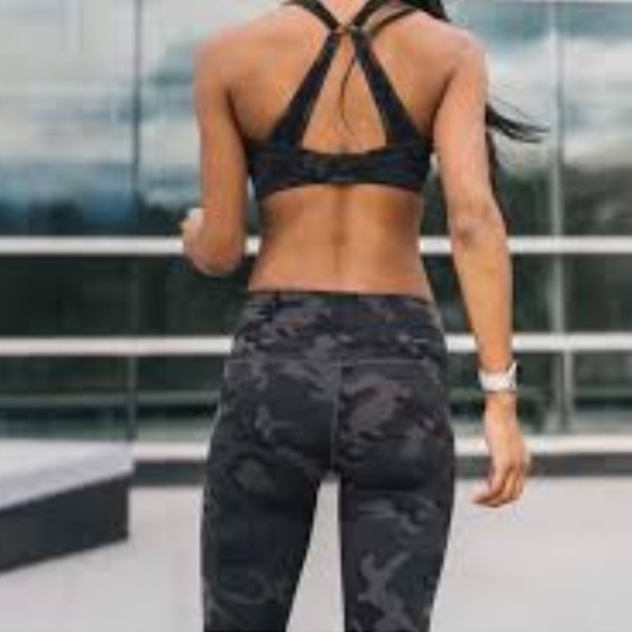 ZYIA Active Forest Camo Luxe High-Rise Capri Leggings 4 - Picture 2 of 7